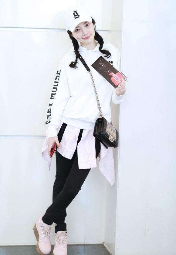 李小璐:薄纱裙性感,紧身裤诱人,连衣裙很风韵!