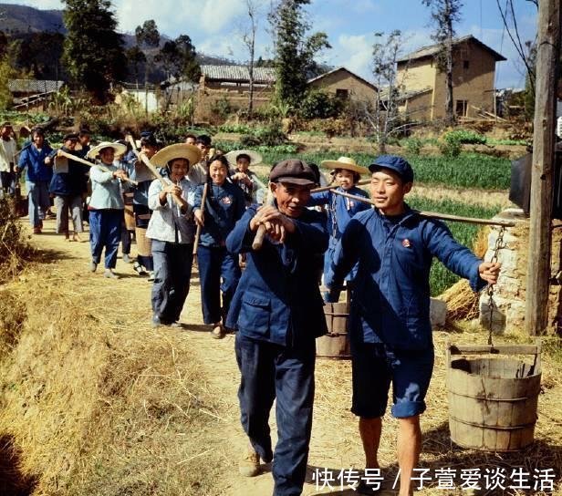  在海边|1971年中国农村真实老照片图2让人怀念、图10很多人一定