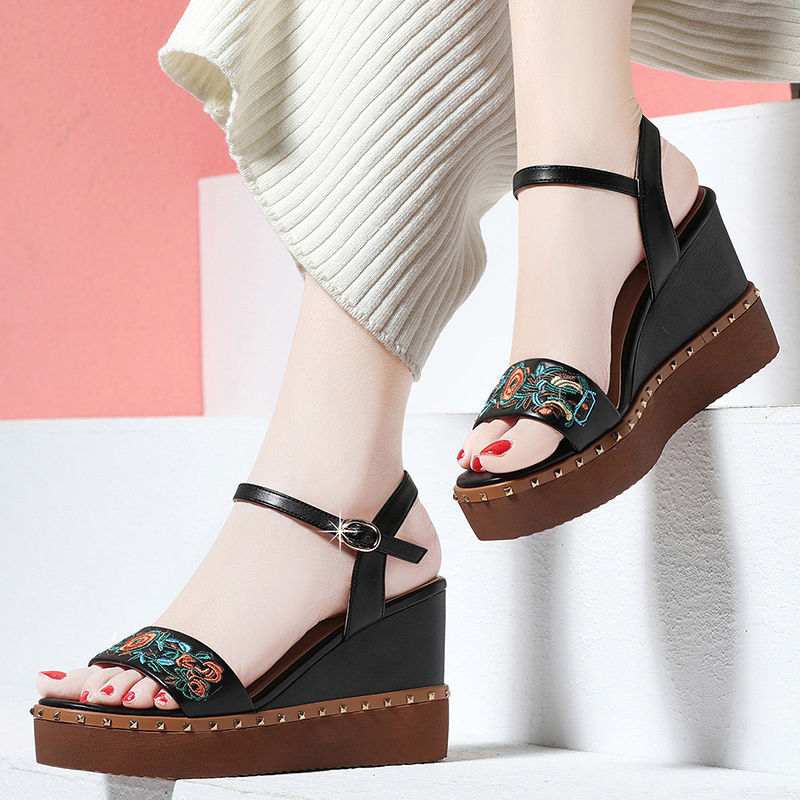 妈妈们不敢穿高跟鞋，但是走不稳?穿上这6双坡跟凉鞋，更显修长