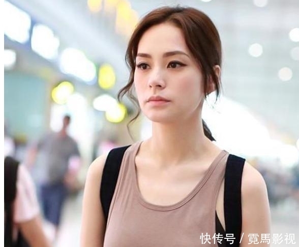 『完美地』39岁阿娇不一般!“男人汗衫”也能穿出凹凸感,这身材实在抢风头