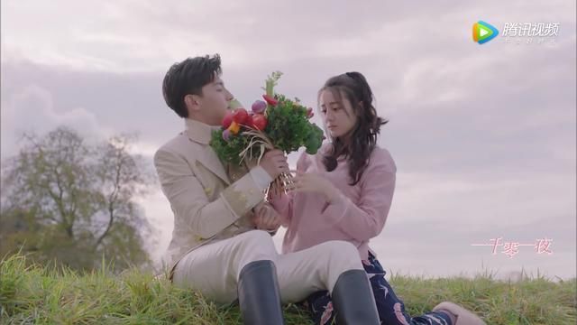 迪丽热巴安全裤都给“透出来”了看得俩眼发直，网友好羞涩！