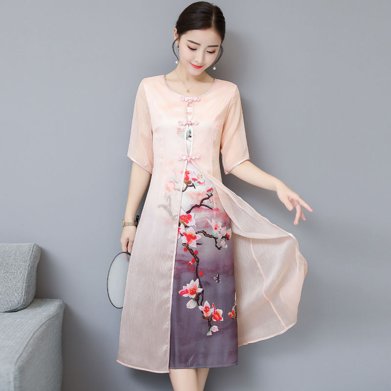 偷偷告诉你，下面的连衣裙穿在妈妈身上多么高贵雅致，年轻的不行