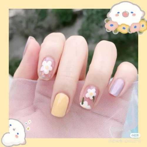  图源@不露脸的春天，当然要在指甲上做点花头啦！