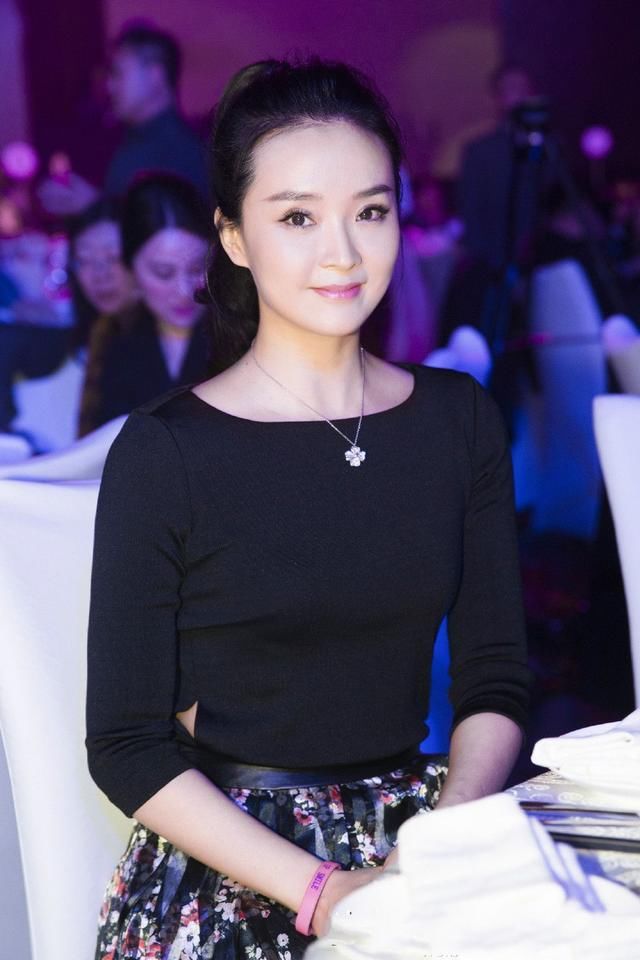 王艳素颜现身机场，裤子都快把自己绊倒了！