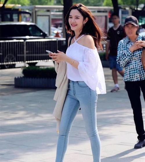 路人街拍，穿抹胸一字肩超短裙，天鹅颈大长腿看不厌！