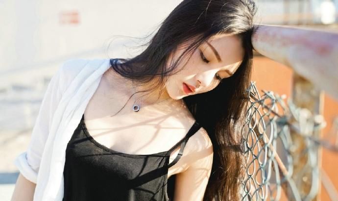 高颜值长发背心美女养眼天台写真图片