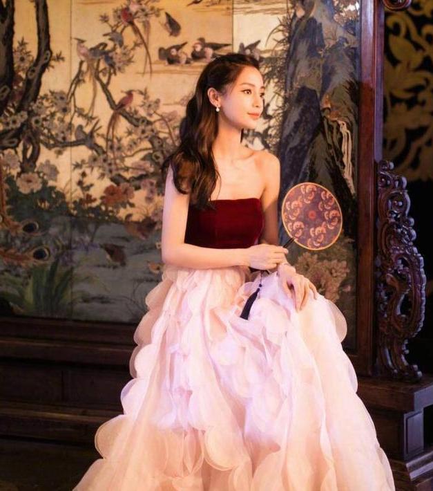 21岁关晓彤和29岁baby同时撞衫,网友:装萌和真萌一目了然