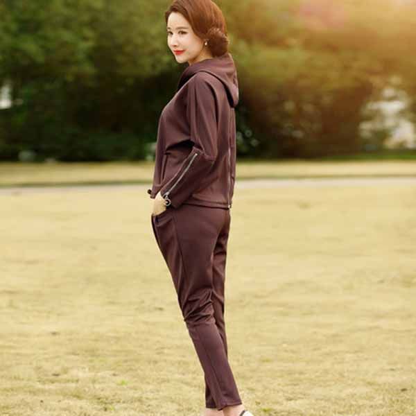 假如你年逾53，一定穿嫩点，试试这高档套装，时髦洋气显年轻