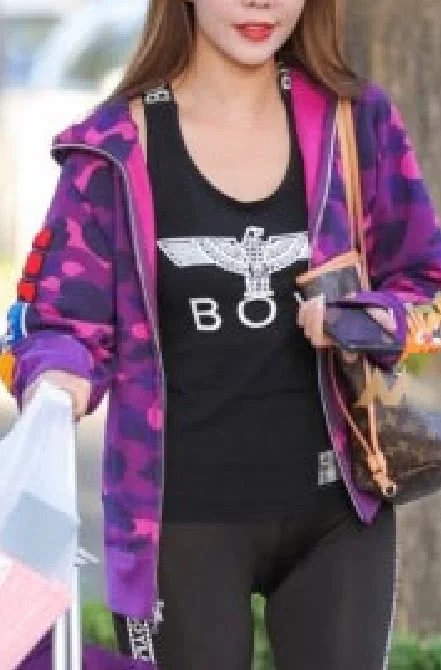 时尚美女身穿运动紧身裤大秀魔鬼身材好身材