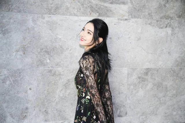 代斯厉害了！穿轻透视蕾丝裙秀身材，侧身瞬间仿佛看到了迪丽热巴