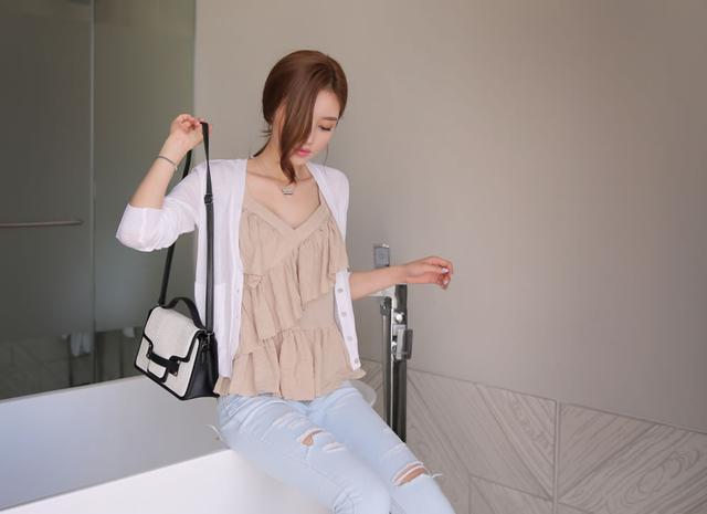 路人街拍:优雅自信的紧身装美女, 小姐姐“大象腿”也不会显得沉