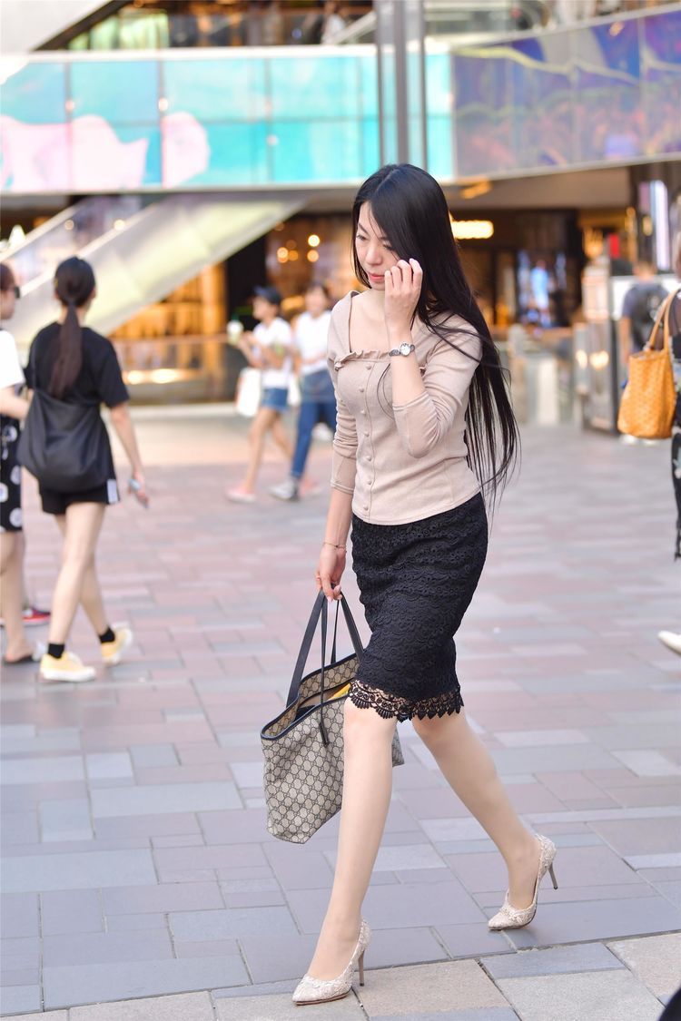 气质■街拍:美女身穿浅灰色的连衣裙,衬托整体的气质美