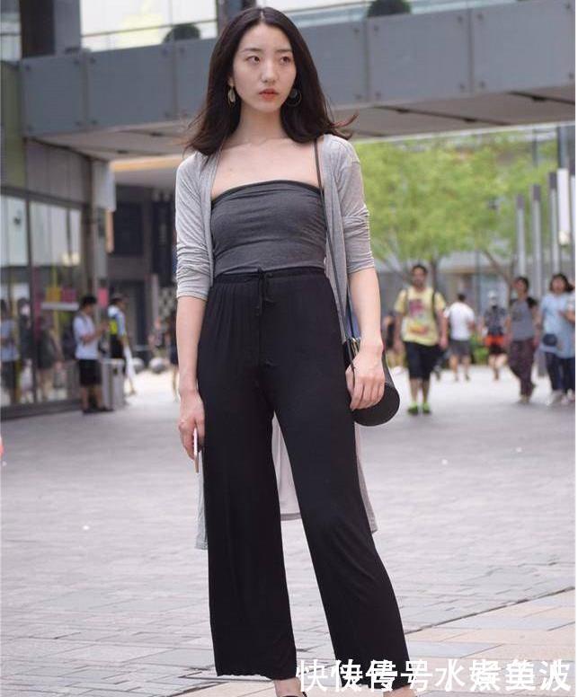 「性感」街拍:黑色吊带内搭+紧身牛仔裤的性感美女,有种野性的美
