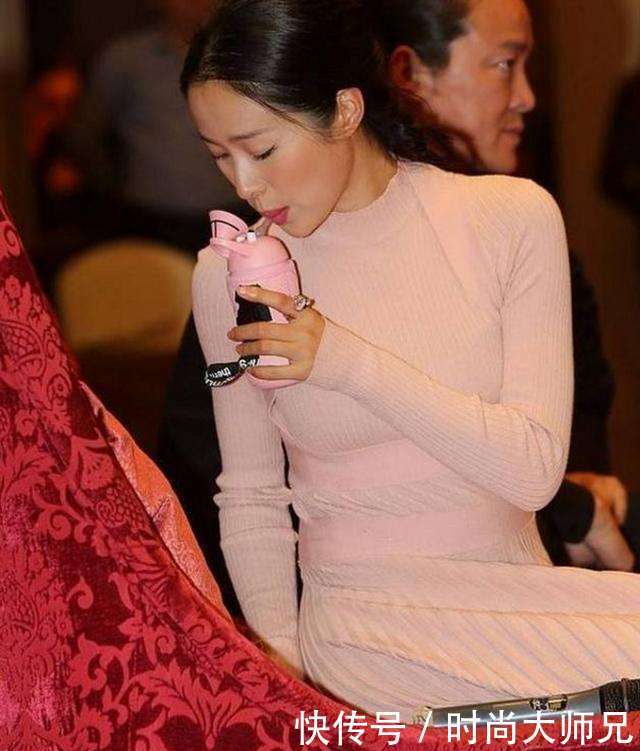 江一燕现身发布会, 裙子太紧显尴尬, 网友: 就不能换大一号的?