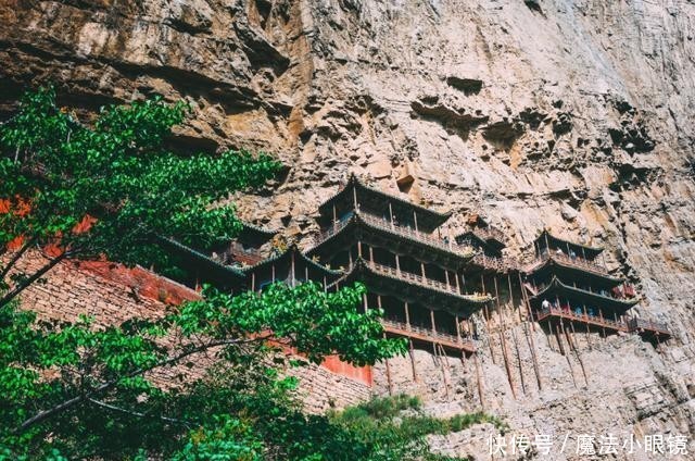 国内这个奇特的建筑，寺庙挂在悬崖上，为了保护它冬天都不生火