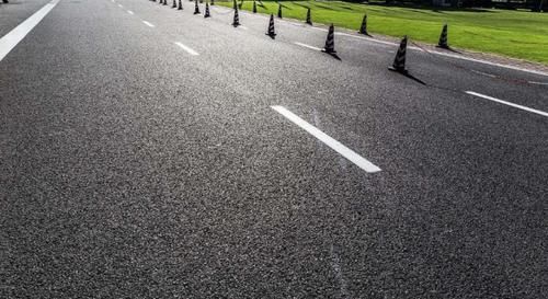  高速|为什么高速公路一般都是沥青路面，收费站却是水泥地面？