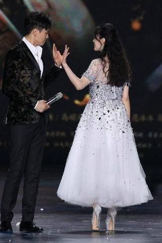 范冰冰薄纱裙明艳动人,未修图好显胖,网友:没有对比就没有差距