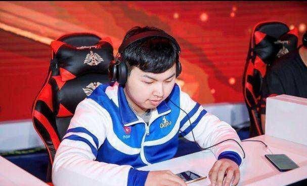  竞技选手：王者荣耀：estar败了，不冤！王添龙坐上评论席，真为他感到不值