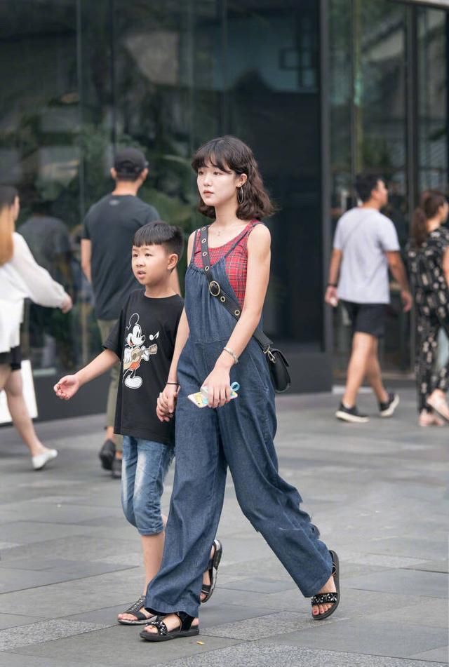  『美女』年轻美女街拍：俏皮可人的美女，展现女神动人风姿！