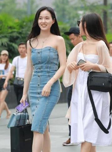 『简洁』街拍显瘦又性感的一字肩上搭配紧身牛仔裤,简洁干练女人味十足