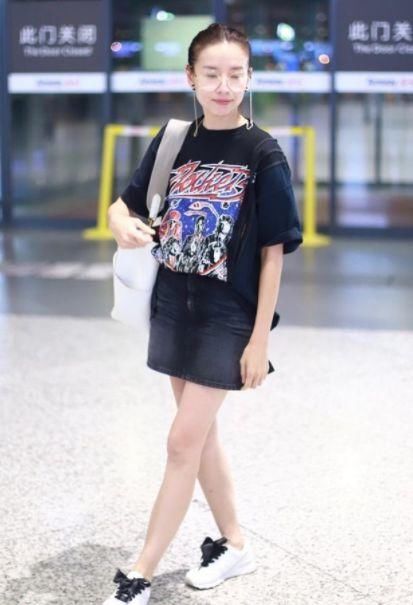 两位“富察皇后”同戴链条眼镜，一个嫩成少女，一个戴成老花眼镜