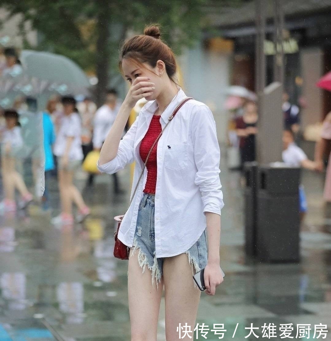 「让自己」美女这身材,需要一把小号的伞就可以了
