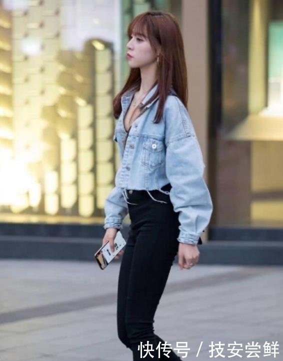  「气质」街拍：柔情绰态的美女，一件浅蓝色牛仔服配黑色牛仔裤，时尚气质