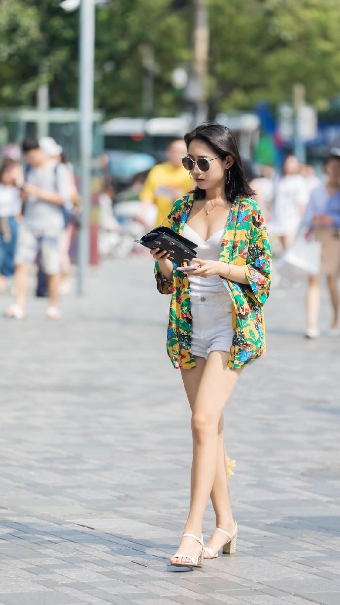 东莞街拍 白色短裤的美女,热裤过于简短,美女走路觉得方便吗?