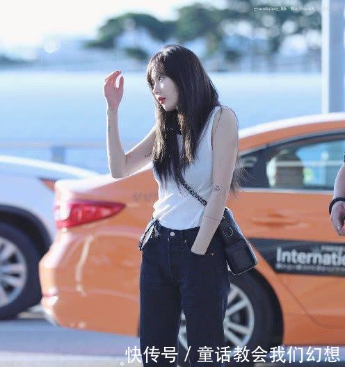 金泫雅就是穿了一件背心，竟如此妩媚迷人，真不愧是性感小野马！