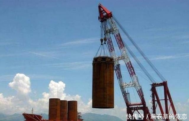 跨海大桥下全是海水，桥墩是怎样修建的呢？网友：我国技术真牛！