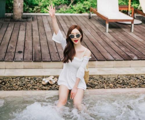 风韵优雅的比基尼泳衣美女，塑造曼妙身材，散发十足女人味！