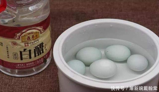  『营养』煮鸡蛋，不要直接用水煮！大厨教你2招，蛋壳分离不粘连，更香嫩