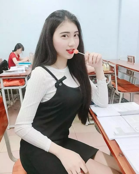 街拍：成熟清爽纯净的小姐姐，靓丽迷人显腿长！