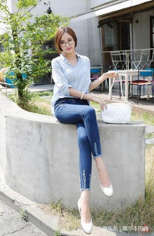 街拍:小姐姐牛仔裤出街,个性美观又不失性感,看上去很有女人味