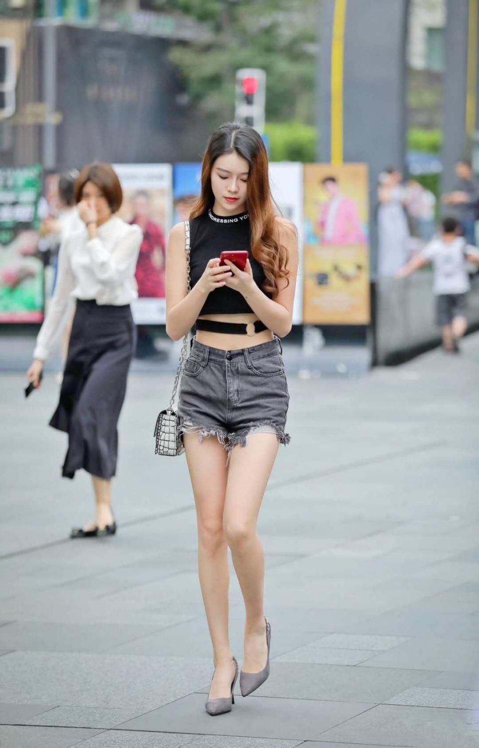 街拍:图1卡戴珊厉害了，穿了一条骑行裤，图5美女身材好!