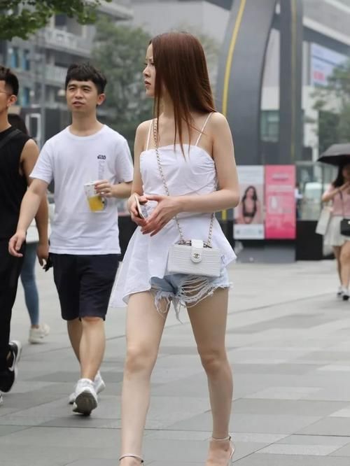  「低调」街拍：低调中带点小性感，百变衬衫该这么穿！