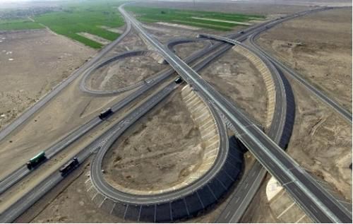  乌鲁木齐：中国最冷清的高速公路，5年花370亿建成，国庆路上压