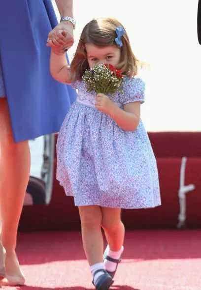 夏洛特小公主衣品遗传凯特? 贝克汉姆女儿小七甘拜下风, 真可爱