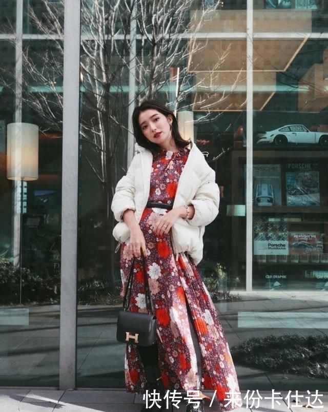  冬天■冬天不能穿裙子？羽绒服配裙子保暖又时尚，时髦的女人都这样搭配