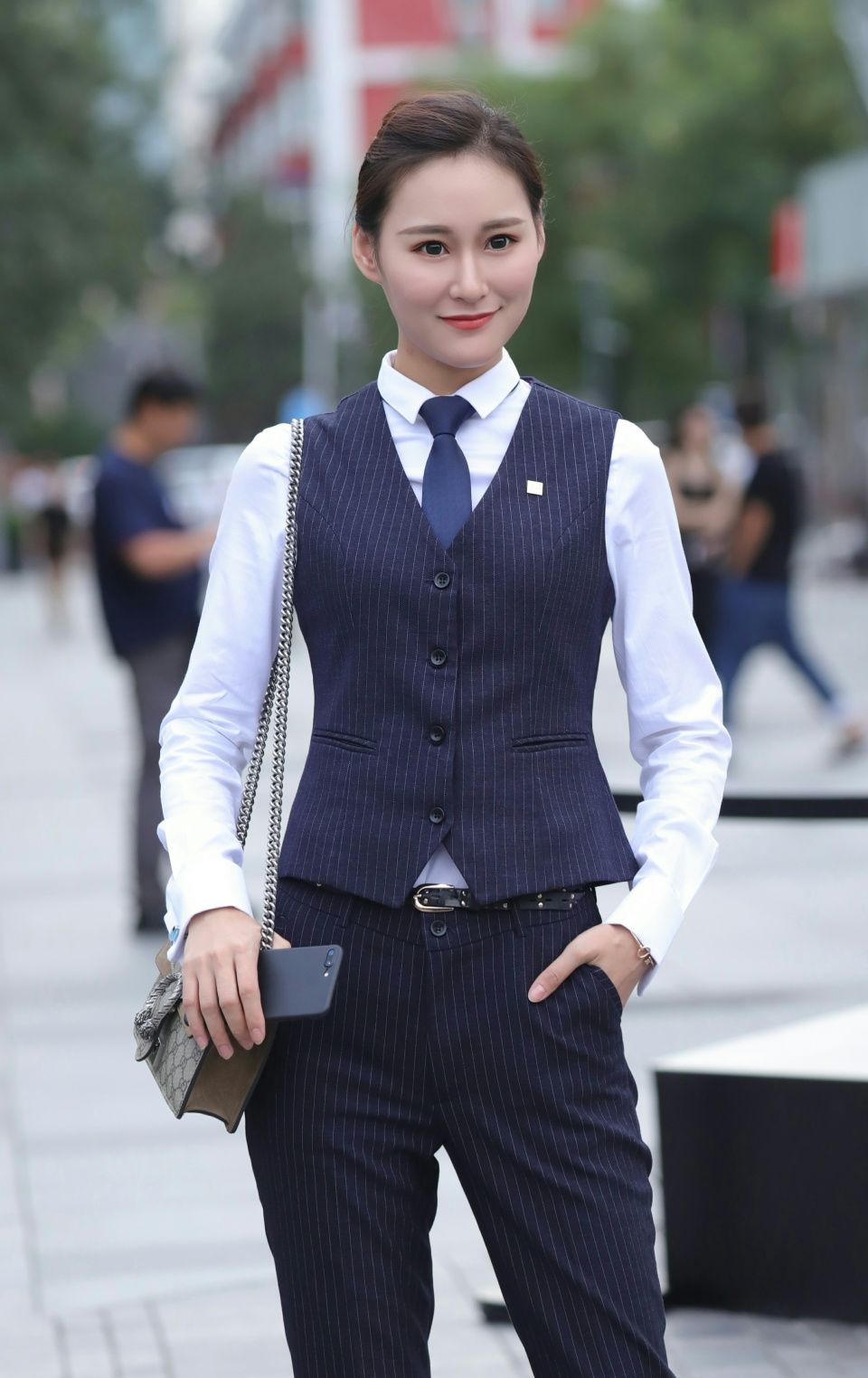 街拍：今天去三里屯办事，路过美女最多的地段时都不想走了