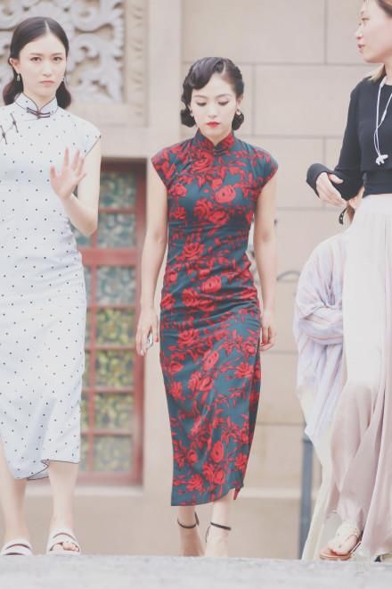 SNH48孔肖吟穿旗袍身材傲人，不愧是组合性感担当！