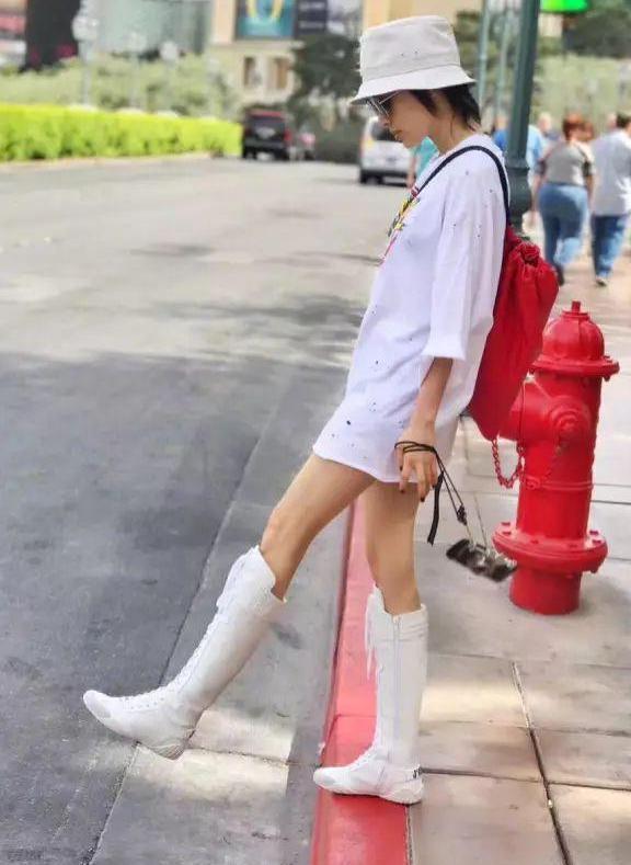 杨幂娜扎的腿看起来又长又细,原来她们都爱玩这样的套路!