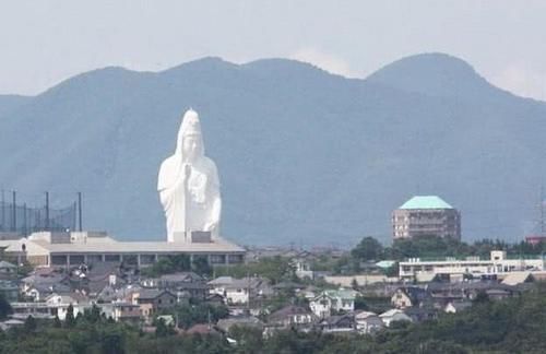 日本最“威严”观音像，开窗就能与之对视，游客：太酷了