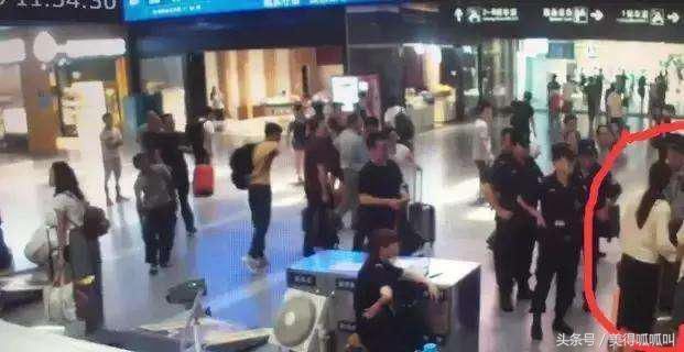 女子赶火车迟到咬伤民警，列车已经停止安检，网友称活该被拘