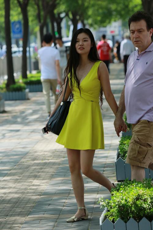 街拍：老外身边的中国姑娘，身材抢镜！