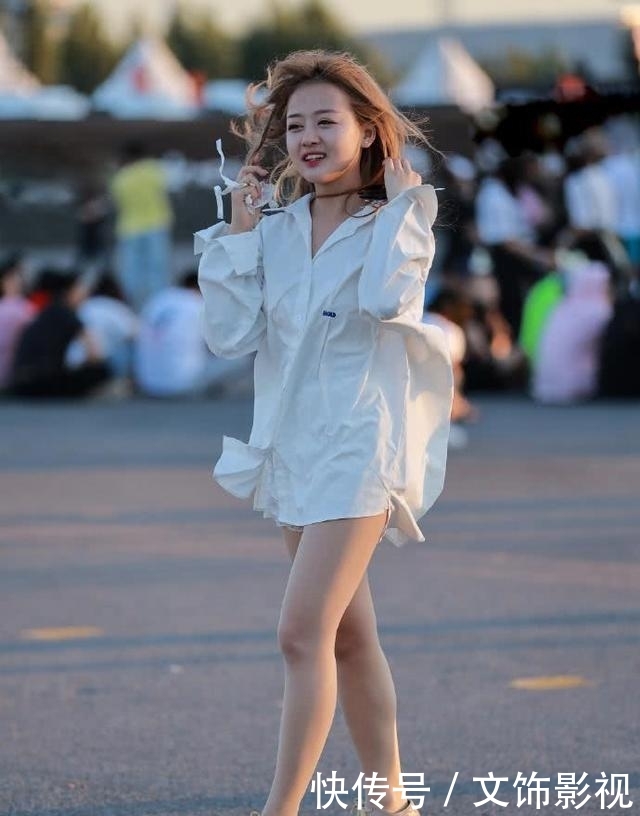  「感觉」选择休闲又时尚的穿搭，让自己的造型显得潇洒又随性