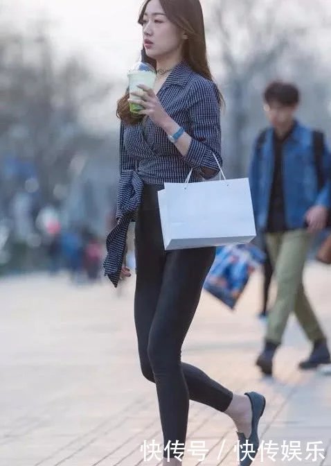 清纯小姐姐衬衫搭配紧身裤，全身散发不羁的韵味十分迷人，吸睛无