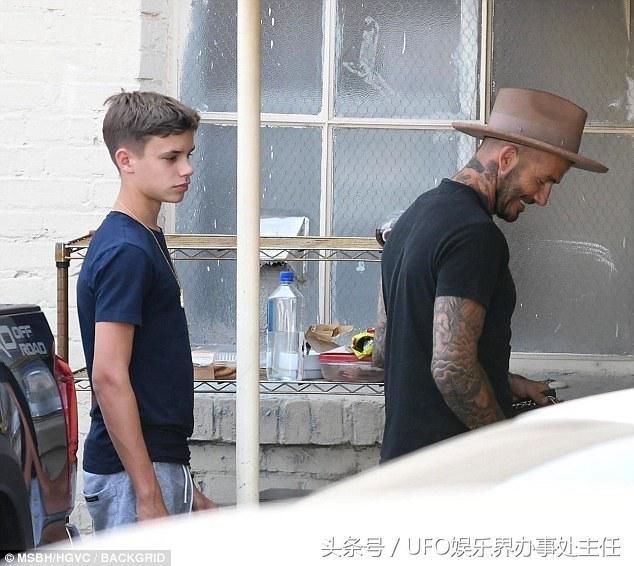 大卫贝克汉姆带着15岁儿子罗密欧进入洛杉矶的一家美甲沙龙