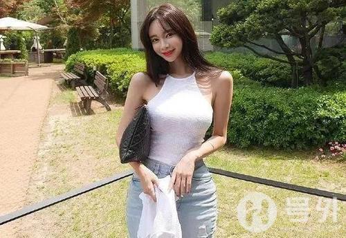 精致搭配的牛仔裤美女，上身特别洋气潮感十足