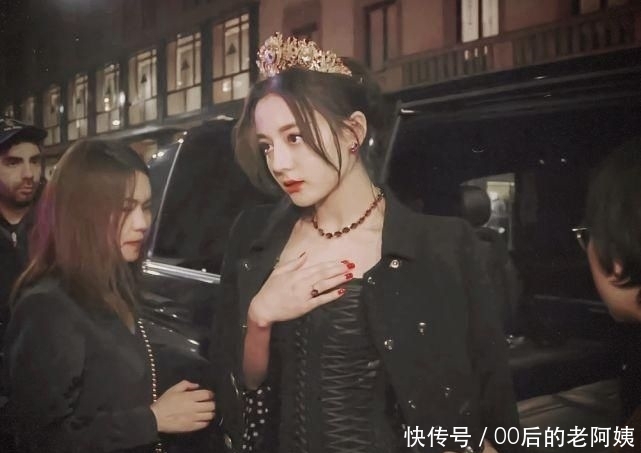 『粉丝』迪丽热巴直接挂在热搜上得了!粉丝量再突破,人气登顶力压众女星